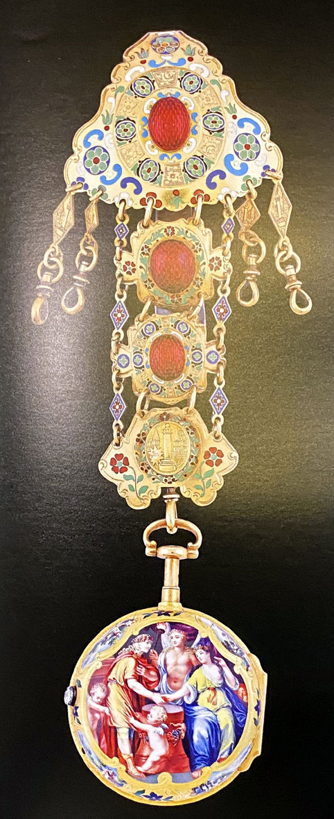 Mehmet Çebi’nin koleksiyonunda yeralan, iri bir mücevheri andıran, üzerinde envaî taşların bulunduğu ve hanımlar için yapılmış nisbeten daha küçük boyutlardaki saatlerden biri.