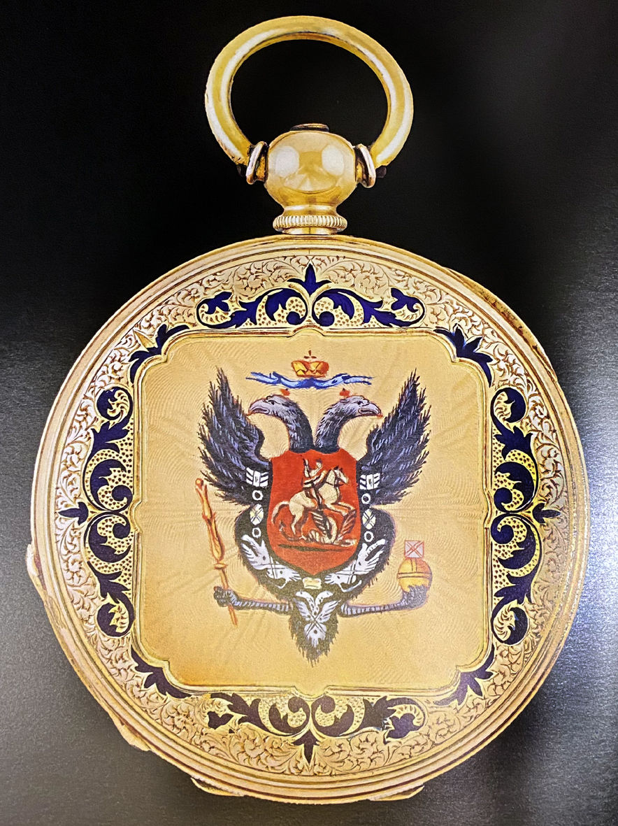 Çar’ın hediyesi olan saatin arka kapağında yeralan Romanof  Hanedanı’nın sembolü olan çift başlı kartal.