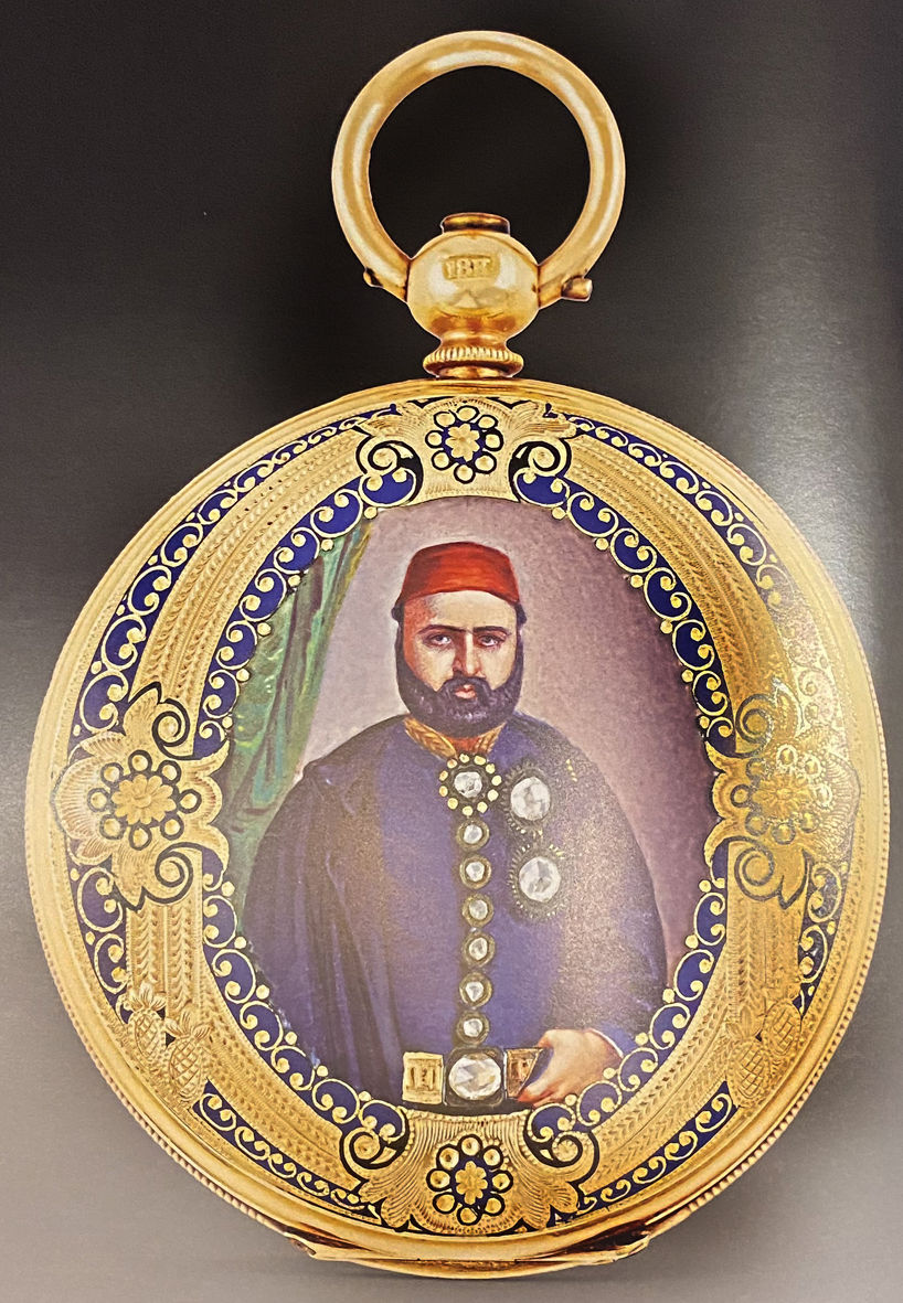 1860’larda imal edilmiş bir saatin arka yüzünde yaralan Sultan Abdülâziz çizimi. Çizimin etrafına mine işlenmiş.