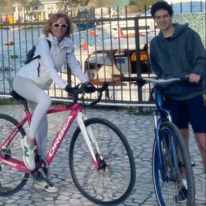 Oğluyla bisiklet sürdü