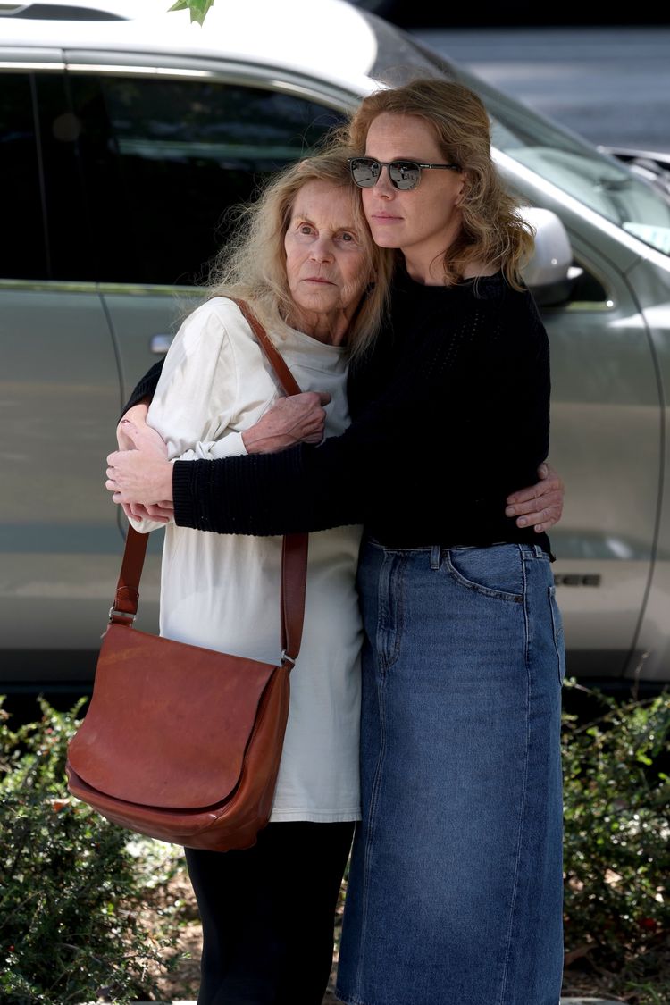 Matthew Perry'nin annesi ve kardeşi mahkeme çıkışında görüntülendi