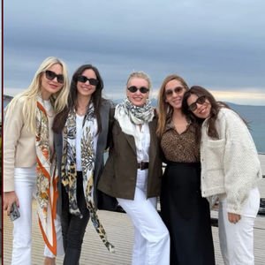 Komşuda kız kıza tatil...