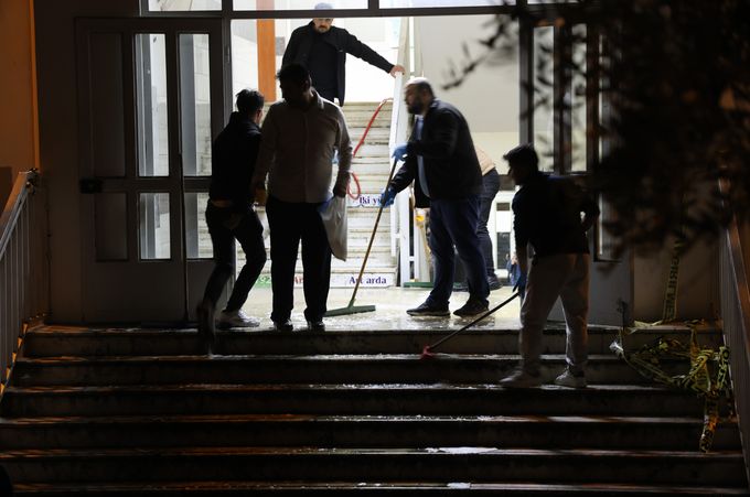 9 kişinin hayatını kaybettiği okulda dün gece yapılan temizlik objektife yansıdı.