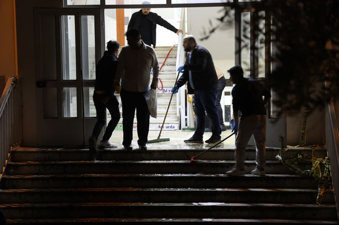 9 kişinin hayatını kaybettiği okulda dün gece yapılan temizlik objektife yansıdı.