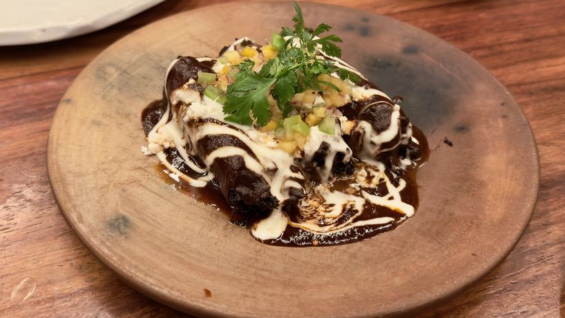 Ananaslı 'pico de gallo’ (bir tür bizim kaşık salatası) ile sunulan ördek ‘mole.’