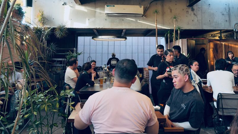 Maizajo özenle derme çatma görüntüsü verilmiş gibi duran bir lüks lokanta.