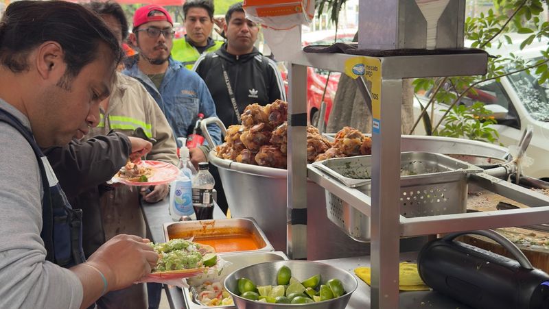 Sokaktaki tezgahlarda öğle saatlerinde kuyruk oluyor, hemen hepsinde iyi yemek garanti.