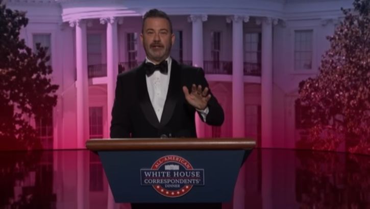 Jimmy Kimmel, silahlı saldırıya uğrayan Beyaz Saray Muhabirleri Yemeği öncesinde, sanki o yemekte konuşma yapıyormuş gibi göründüğü bir skeç yayınladı