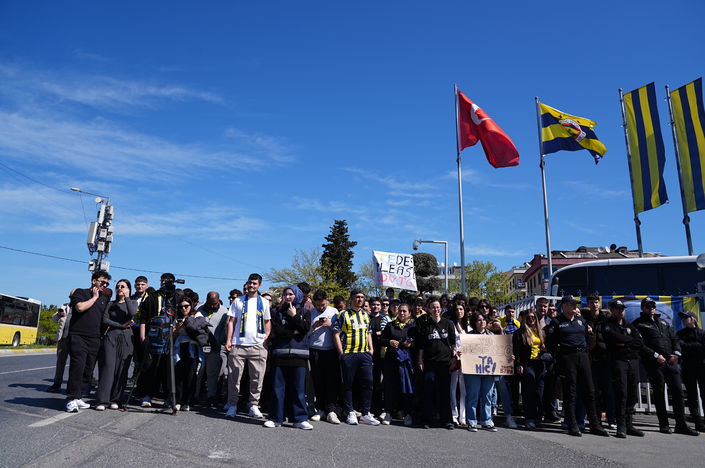 Bir grup sarı-lacivertli taraftar tesislere gelerek Tedesco'ya veda etti