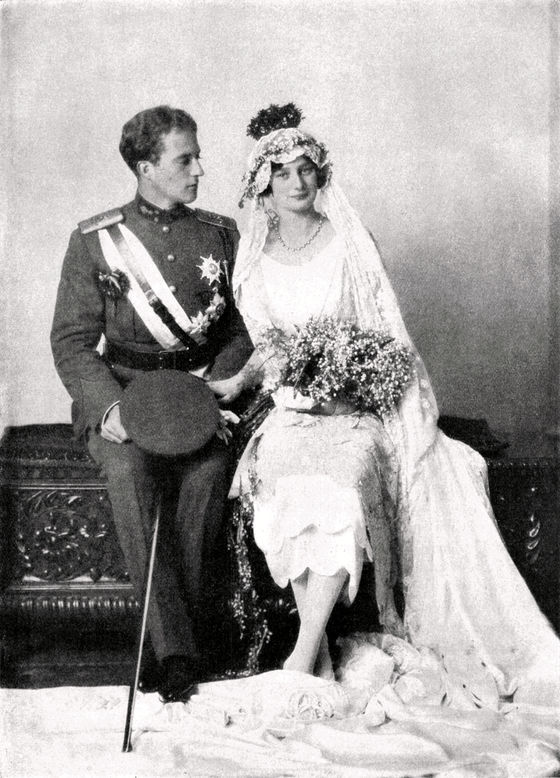 Belçika Kralı Üçüncü Leopold ve karısı Kraliçe Astrid, evlendikleri gün.