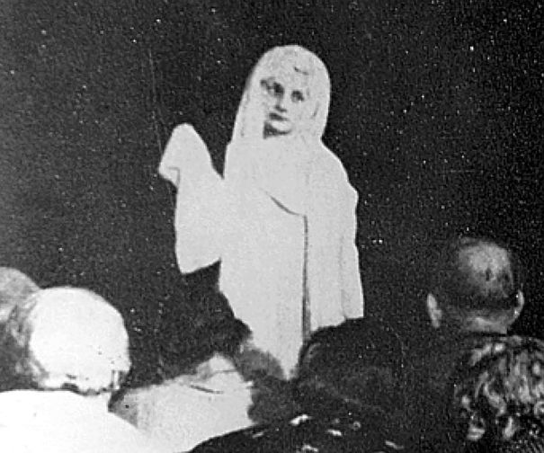 Einer Nielsen’in 31 Mayıs 1938’de Kopenhag’da yaptığı celsede, Kraliçe Astrid’in ruhunun böyle göründüğü söylenir.