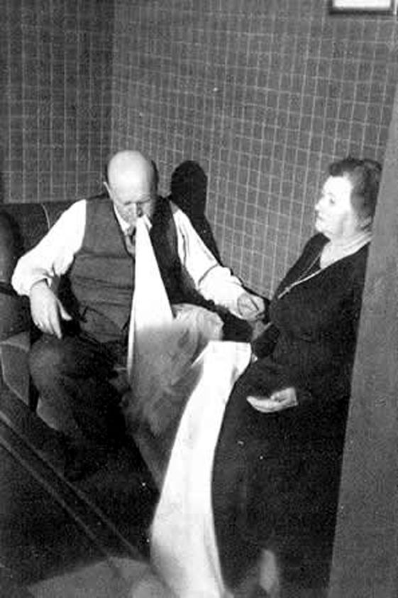 Einer Nielsen, bir ruh celsesinde ektoplazma çıkartıyor.