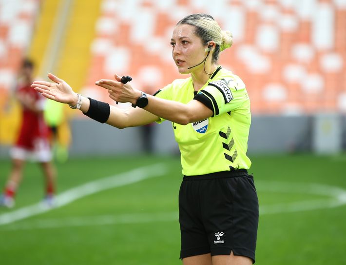 Melek Dakan, Süper Lig'de ilk kez düdük çalacak.