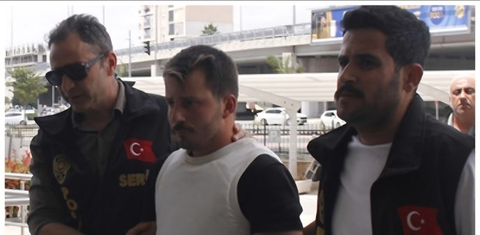 Ahmet Bayar, ruhsatlı silahıyla 3 kişiyi öldürdü.
