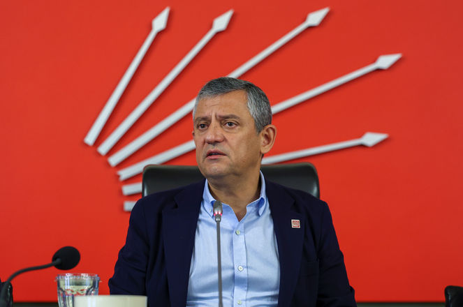 Özgür Özel, CHP Genel Merkezi’nde düzenlenen CHP TBMM Kapalı Grup toplantısına başkanlık etti.