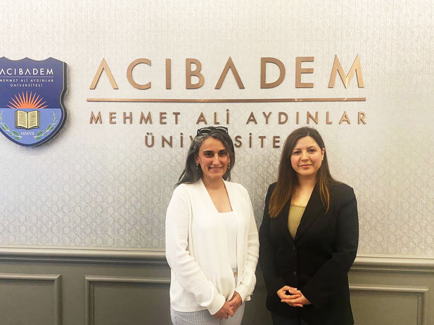 Prof. Dr. Canan Dağdeviren (solda) ile Demet Demirkır (sağda)