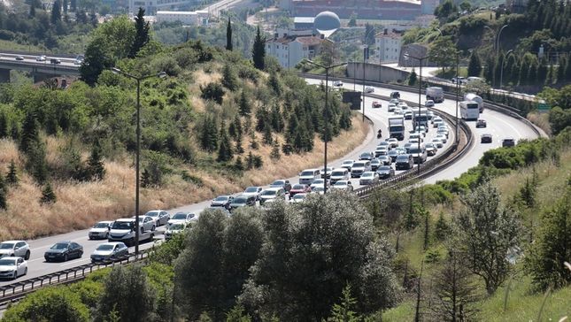 Kurban Bayramı'nı memleketleri ya da tatil beldelerinde geçirenlerin dönüşe geçmesiyle Anadolu Otoyolu’nun Kocaeli kesiminde yoğunluk oluştu. Bekirdere rampasında trafik zaman zaman durma noktasına geldi.