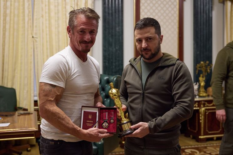 Sean Penn, Oscar heykelciklerinden birini Zelenski'ye hediye etmişti