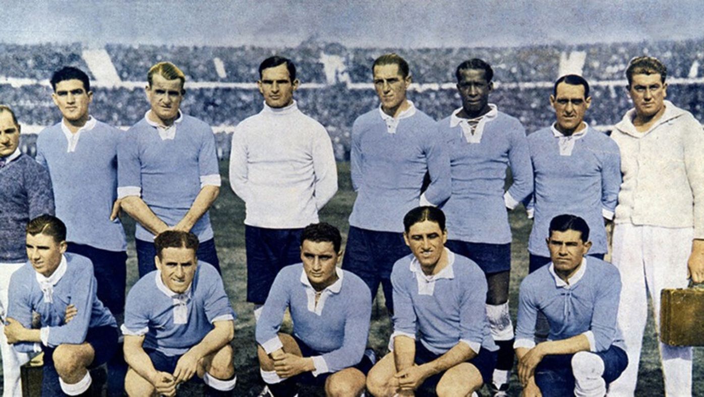 1930 yılındaki ilk Dünya Kupası'nın organizasyonu, 1924 ve 1928'de futbolda olimpiyat şampiyonluğuna ulaşan Uruguay'a verildi. Birçok Avrupa ülkesi, kupa organizasyonunun Uruguay'a verilmesine karşı çıkarken 1930'da bağımsızlığının 100'üncü yılını kutlayan Uruguay, ilk Dünya Kupası'na ev sahipliği yaparken finalde Arjantin'in 4 - 2 yenerek şampiyon oldu. 