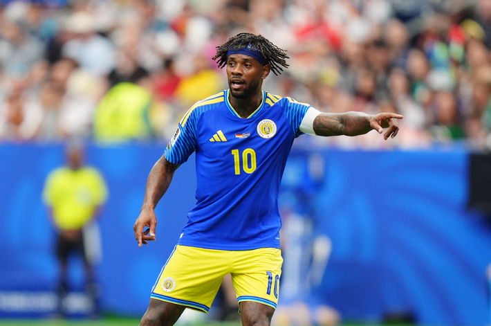 Leandro Bacuna, Curaçao formasıyla sahaya kaptan çıktı.