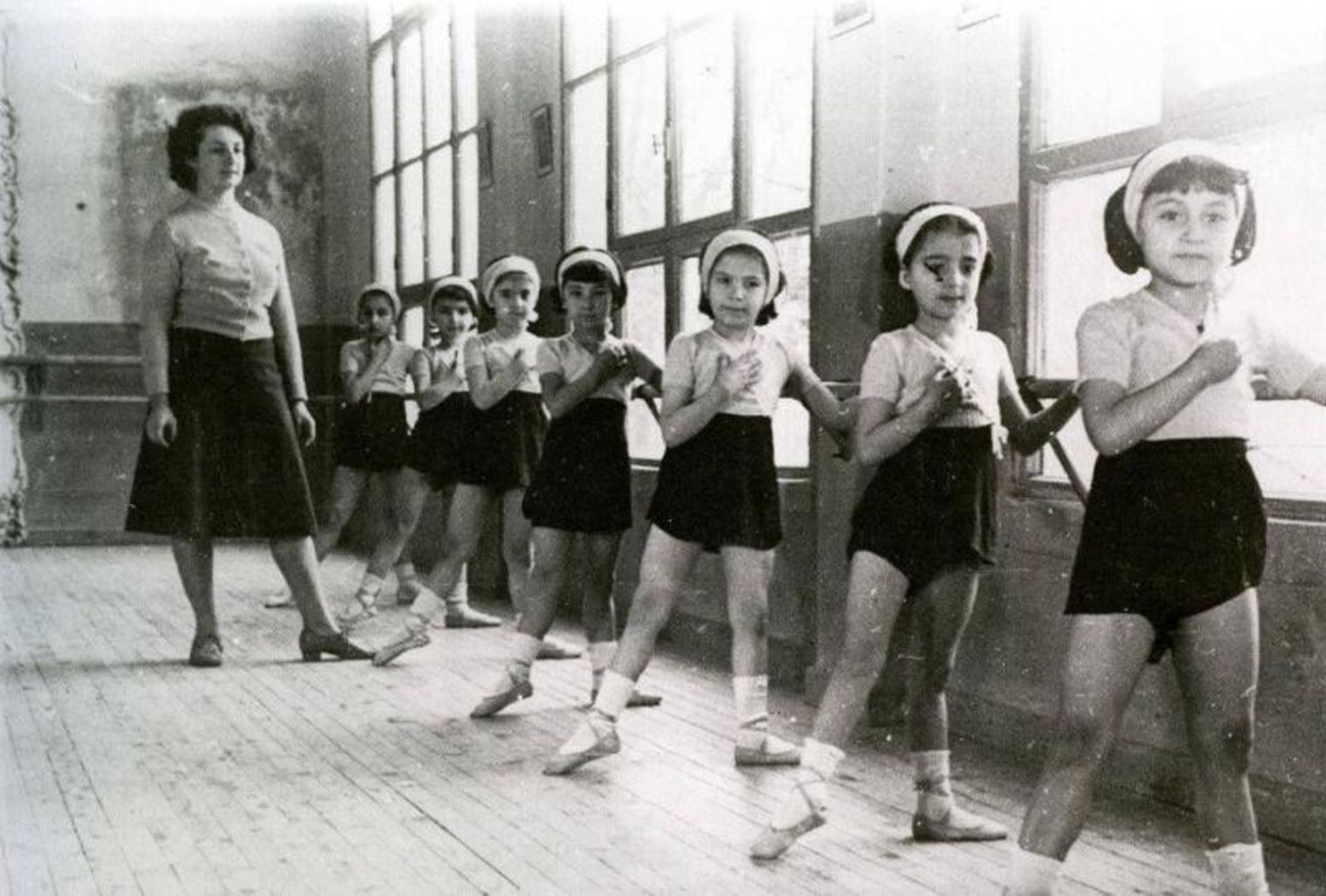 Dame Ninette de Valois, Millî Eğitim Bakanlığı'nın resmi daveti üzerine 1947'de Türkiye'ye geldi. Valois, bu ziyaretinde Türkiye'de bale sanatının temellerini atarken 1948'de İstanbul Yeşilköy'de ülkenin ilk bale okulunu kurdu. Fotoğraf: Twitter - @goksusu