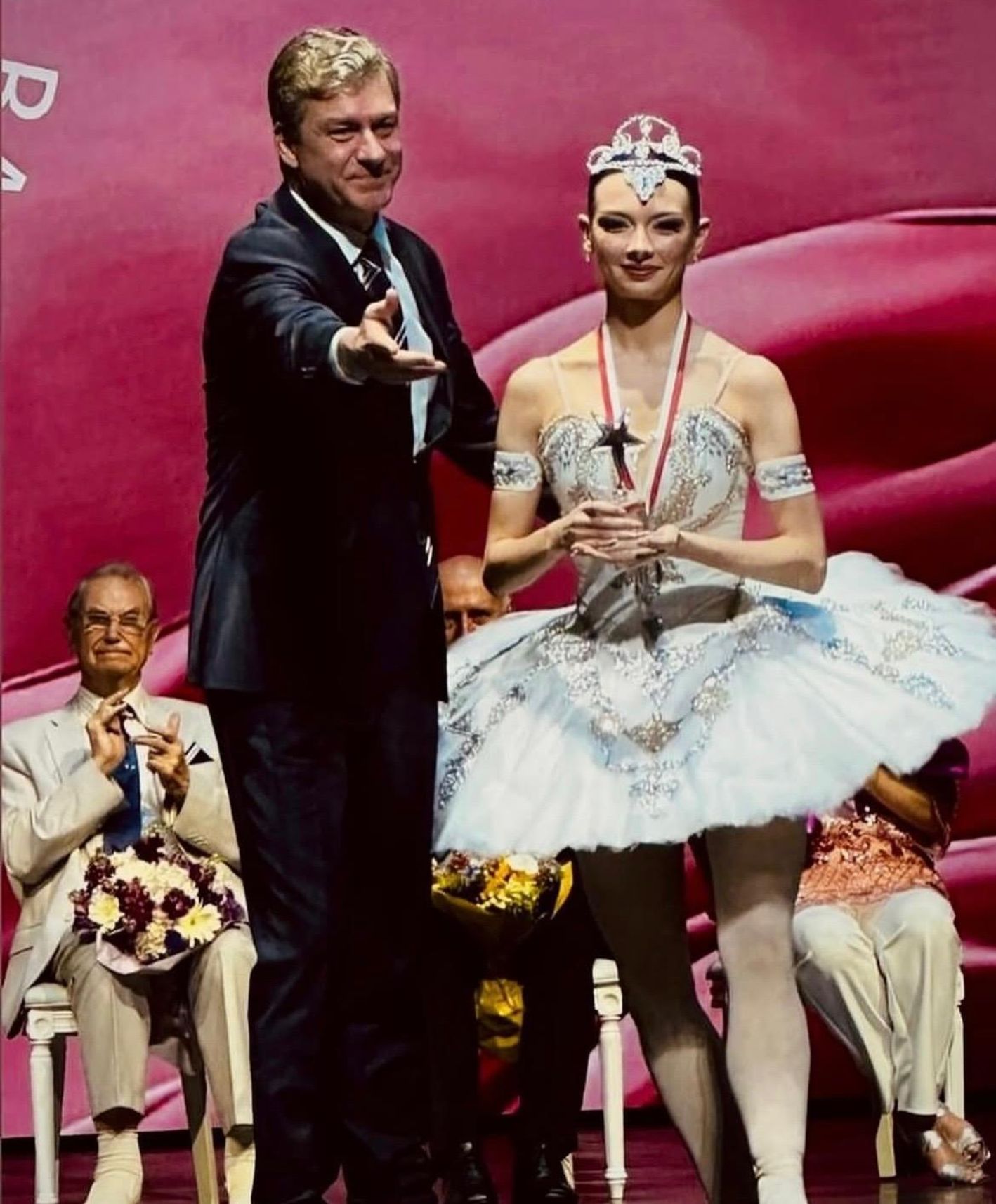 Kore Uluslararası Bale Yarışması'nda Nilay Tahiroğlu'na madalyasını Tan Sağtürk verdi. 