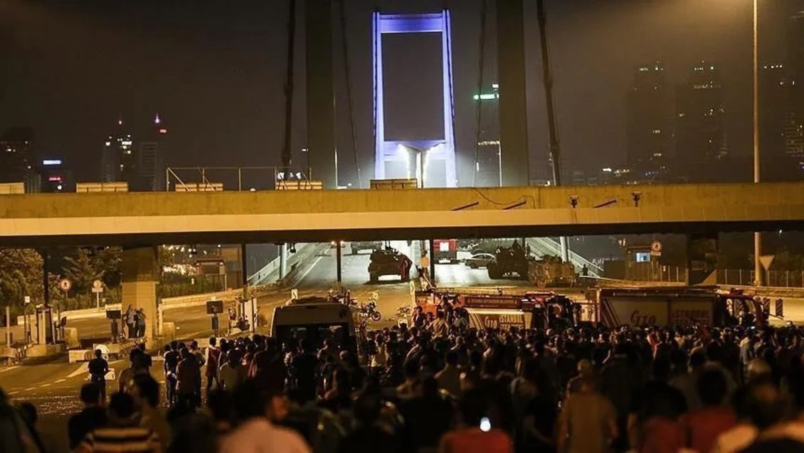 Darbecilere karşı direnişin sembol yerlerinden biri olan Boğaziçi Köprüsü'nde 34 kişi şehit oldu. Bunun üzerine köprünün adı 25 Temmuz 2016'da 15 Temmuz Şehitler Köprüsü olarak değiştirildi. 15 Temmuz Şehitler Anıtı da köprünün hemen yanına yapıldı. 
