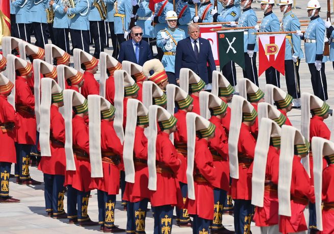Cumhurbaşkanı Tayyip Erdoğan ile ABD Başkanı Donald Trump, bando ve yeniçeri birliğinin arasında.
