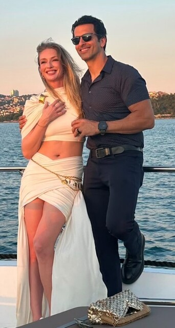 <strong>"KALBİM SEVGİYLE TAŞIYOR"</strong>