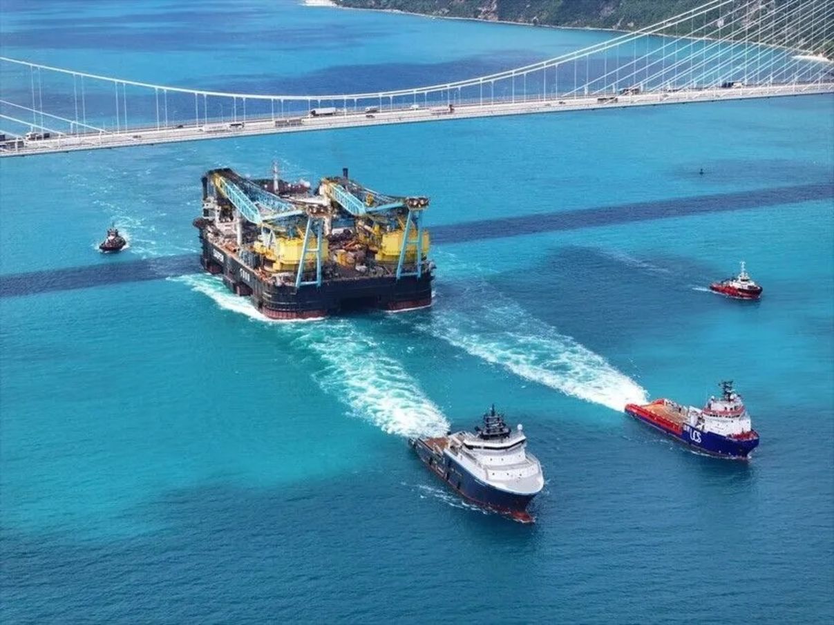 Doğal gaz boru hattı döşeme çalışmalarında kullanılan dünyanın üçüncü büyük yarı batık vinç gemisi Saipem 7000, geçtiğimiz günlerde Boğazlar'dan geçerek Karadeniz'e ulaştı. 