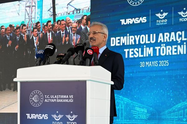 Türkiye'nin ilk yerli ve milli dizel-elektrikli manevra lokomotifi DE 10000 Tanzanya yolunda