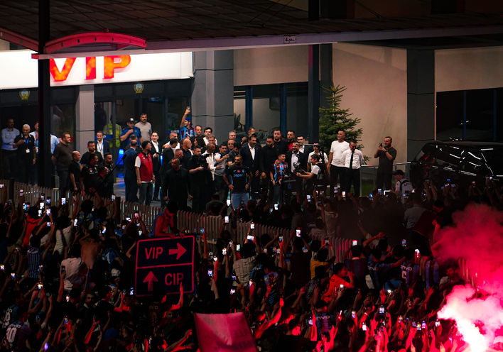 Trabzonsporlu taraftarlar, Salah'ı Trabzon Havalimanı'nda büyük bir coşkuyla karşıladı.