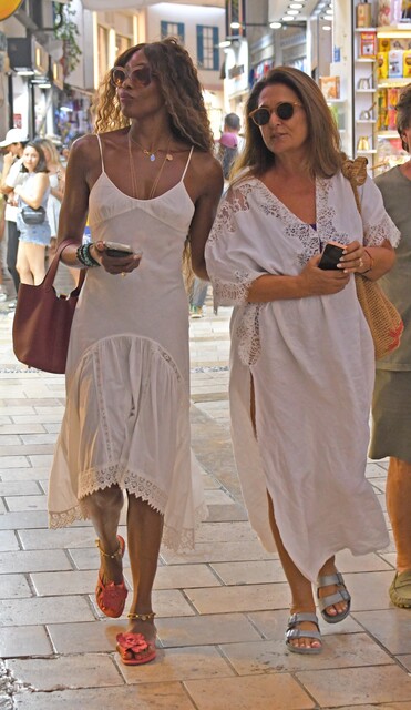 Naomi Campbell, Bodrum çarşısında alışveriş yaptı 2