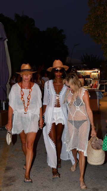 Naomi Campbell, Bodrum çarşısında alışveriş yaptı 7
