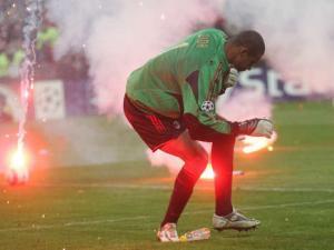 Milan kalecisi Dida 2005'te Şampiyonlar Ligi'nde çeyrek finalde çıktıkları Inter maçında, kafasına isabet eden bir fişekle yerde kaldı.