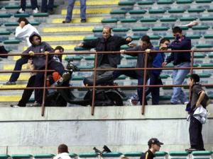 2001'de oynanan Milan-Inter maçında taraftarlar bir şekilde sahaya MOTOSİKLET atmayı başardı.