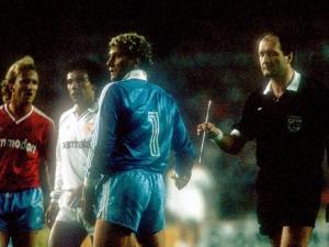 Bayern'in eski kalecisi Jean Marie Pfaff 1987'de Avrupa Kupası yarı finalinde Real Madrid ile yaptıkları maçta bir taraftarın fırlattığı demiri hakeme veriyor. Madrid taraftarı bu maçta bir çok bıçağı da sahaya yollamıştı.