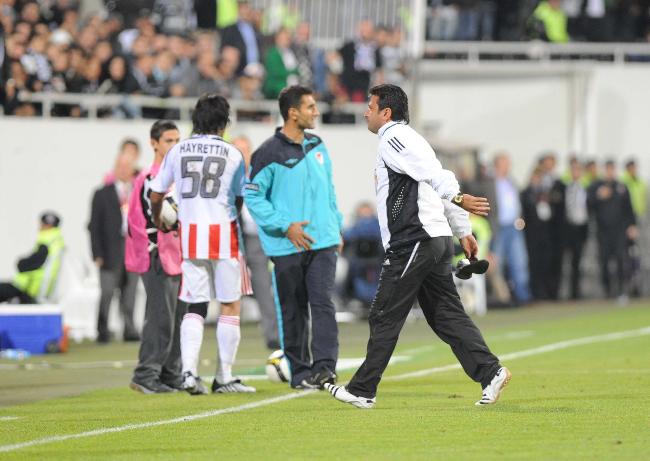 Sivasspor Teknik Direktörü Bülent Uygun Beşiktaş maçında, sahaya atılan ayakkabıyı geri yolluyor.