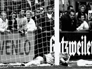 1993'teki maçta Oliver Kahn KSC forması giydiği dönemde bir kestanenin hedefi oldu.