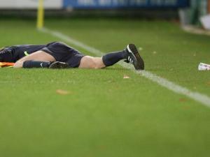 Stuttgart ile Hertha Berlin arasında 2006'da oynanan maçta, yardımcı hakem Kai Voss kafasına isabet eden bir bira şişesi ile bayıldı.