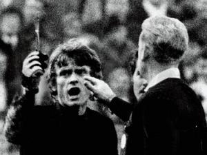 Yıllardan 1971, Essen'de Georg-Melches Stadı'nda oynanan maçta, bir öğrenci Bayern kalecisi Sepp Maier'e bıçak doğrultuyor.