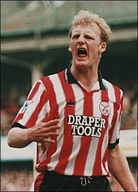 1. Ian Dowie: İngiliz The Sun gazetesi En Çirkin 10 Futbolcu listesi yayınlayarak, futbolseverlerin hem tepkisini çekti hem de gülüşmelere sebep oldu. "Futbol güzel bir oyun olabilir ama bazı oyuncular söz konusu olduğunda manzara hiç de güzel değil..." ifadeleriyle en çirkin olduğunu düşündüğü on isme yer veren gazete, ne yazık ki her takımda David Beckham yok dedi. -  - En yetenekli isimler dahi rakipleriykle karşı karşıya kaldıklarında onları görüntüleriyle korkutabiliyorlar denilen haberde, Rooney'nin ne yazık ki ilk 10'a girmeyi kıl payı kaçırdığı yazıldı.