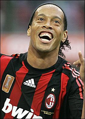 4. Ronaldinho: İngiliz The Sun gazetesi En Çirkin 10 Futbolcu listesi yayınlayarak, futbolseverlerin hem tepkisini çekti hem de gülüşmelere sebep oldu. "Futbol güzel bir oyun olabilir ama bazı oyuncular söz konusu olduğunda manzara hiç de güzel değil..." ifadeleriyle en çirkin olduğunu düşündüğü on isme yer veren gazete, ne yazık ki her takımda David Beckham yok dedi. -  - En yetenekli isimler dahi rakipleriykle karşı karşıya kaldıklarında onları görüntüleriyle korkutabiliyorlar denilen haberde, Rooney'nin ne yazık ki ilk 10'a girmeyi kıl payı kaçırdığı yazıldı.