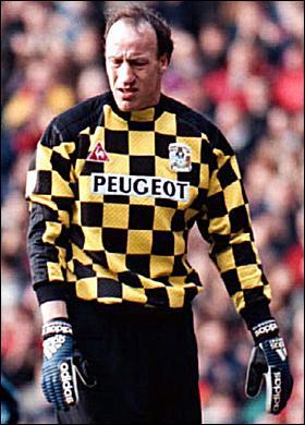 5. Steve Ogrizovic: İngiliz The Sun gazetesi En Çirkin 10 Futbolcu listesi yayınlayarak, futbolseverlerin hem tepkisini çekti hem de gülüşmelere sebep oldu. "Futbol güzel bir oyun olabilir ama bazı oyuncular söz konusu olduğunda manzara hiç de güzel değil..." ifadeleriyle en çirkin olduğunu düşündüğü on isme yer veren gazete, ne yazık ki her takımda David Beckham yok dedi. -  - En yetenekli isimler dahi rakipleriykle karşı karşıya kaldıklarında onları görüntüleriyle korkutabiliyorlar denilen haberde, Rooney'nin ne yazık ki ilk 10'a girmeyi kıl payı kaçırdığı yazıldı.