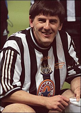 8. Peter Beardsley: İngiliz The Sun gazetesi En Çirkin 10 Futbolcu listesi yayınlayarak, futbolseverlerin hem tepkisini çekti hem de gülüşmelere sebep oldu. "Futbol güzel bir oyun olabilir ama bazı oyuncular söz konusu olduğunda manzara hiç de güzel değil..." ifadeleriyle en çirkin olduğunu düşündüğü on isme yer veren gazete, ne yazık ki her takımda David Beckham yok dedi. -  - En yetenekli isimler dahi rakipleriykle karşı karşıya kaldıklarında onları görüntüleriyle korkutabiliyorlar denilen haberde, Rooney'nin ne yazık ki ilk 10'a girmeyi kıl payı kaçırdığı yazıldı.