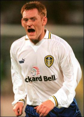 10. David Hopkin: İngiliz The Sun gazetesi En Çirkin 10 Futbolcu listesi yayınlayarak, futbolseverlerin hem tepkisini çekti hem de gülüşmelere sebep oldu. "Futbol güzel bir oyun olabilir ama bazı oyuncular söz konusu olduğunda manzara hiç de güzel değil..." ifadeleriyle en çirkin olduğunu düşündüğü on isme yer veren gazete, ne yazık ki her takımda David Beckham yok dedi. -  - En yetenekli isimler dahi rakipleriykle karşı karşıya kaldıklarında onları görüntüleriyle korkutabiliyorlar denilen haberde, Rooney'nin ne yazık ki ilk 10'a girmeyi kıl payı kaçırdığı yazıldı.