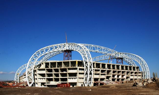 Türkiye'nin en modern stadyumlarından biri olan Kadir Has Stadyumu'nun yapımı UEFA kriterlerine uygun bir şekilde tamamlandı. Tamamı kapalı tribünlerden oluşan stadyum radyan ısıtıcılarla taraftarların soğuk havadan etkilenmesini engelleyecek. Stat zemini de alttan ısıtmalı. 32 bin 864 koltuk kapasiteli stadyum Kayserispor ve Kayseri Erciyesspor ile milli takımın maçlarına ev sahipliği yapacak.