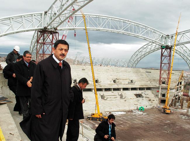 Türkiye'nin en modern stadyumlarından biri olan Kadir Has Stadyumu'nun yapımı UEFA kriterlerine uygun bir şekilde tamamlandı. Tamamı kapalı tribünlerden oluşan stadyum radyan ısıtıcılarla taraftarların soğuk havadan etkilenmesini engelleyecek. Stat zemini de alttan ısıtmalı. 32 bin 864 koltuk kapasiteli stadyum Kayserispor ve Kayseri Erciyesspor ile milli takımın maçlarına ev sahipliği yapacak.