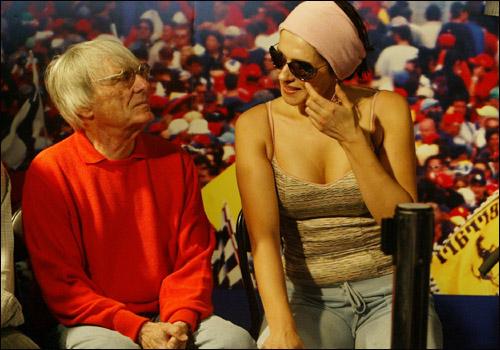 Formula 1'in patronu Bernie Ecclestone, 25 yıllık eşi Slavica Ecclestone'dan boşandı. Eşinden boşanmak isteyen Slavice Ecclestone, mahkemeye sunduğu dilekçede, 78 yaşındaki kocasının ''mantıksız davranışları''ndan bıktığını belirtti.