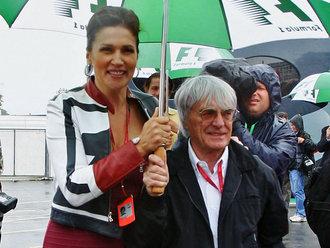 Formula 1'in patronu Bernie Ecclestone, 25 yıllık eşi Slavica Ecclestone'dan boşandı. Eşinden boşanmak isteyen Slavice Ecclestone, mahkemeye sunduğu dilekçede, 78 yaşındaki kocasının ''mantıksız davranışları''ndan bıktığını belirtti.